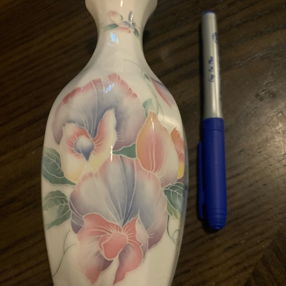 Aynsley Fine Bone China “Little Sweetheart” Bud Vase - Picture 8 of 9